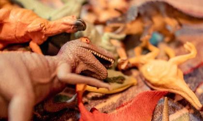 Kenapa Anak-anak Suka Dinosaurus? Ini Alasan Psikologisnya!